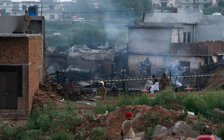 Πακιστάν: 17 νεκροί σε συντριβή στρατιωτικού αεροσκάφους