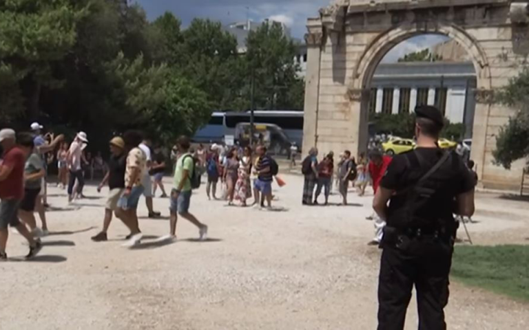 Πάνοπλοι αστυνομικοί σε τουριστικά σημεία στο κέντρο της Αθήνας (βίντεο)