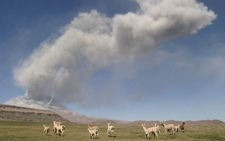 Περού: Εκρήξεις στο ηφαίστειο Ουμπίνας, απομακρύνονται περίπου 1.000 κάτοικοι