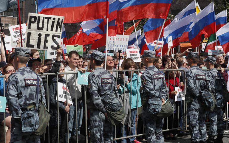 Στους δρόμους οι Ρώσοι διαμαρτυρόμενοι για τον αποκλεισμό υποψηφίων της αντιπολίτευσης από τοπικές εκλογές