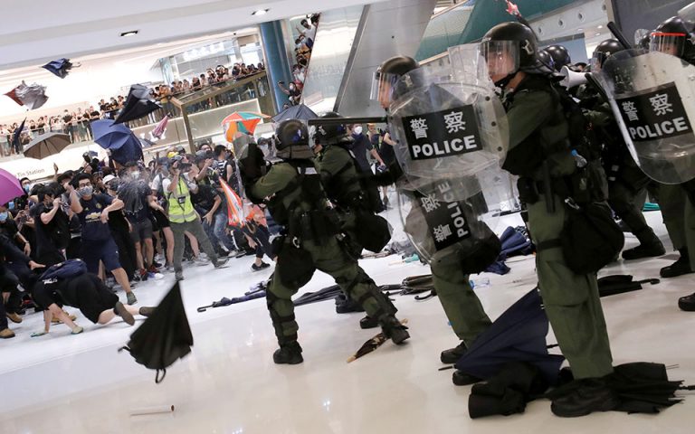 Νέες βίαιες συγκρούσεις διαδηλωτών – αστυνομίας στο Χονγκ Κονγκ (φωτογραφίες)