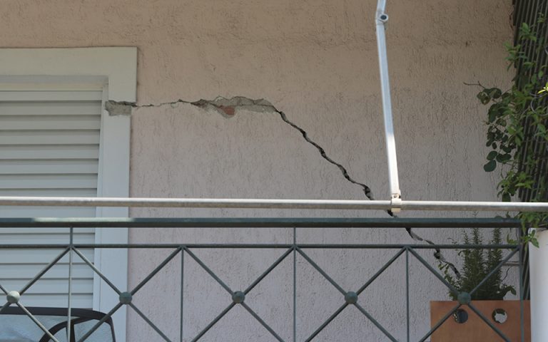 Υπουργείο Υγείας: Τρεις τραυματίες παραμένουν στα νοσοκομεία μετά τον χθεσινό σεισμό
