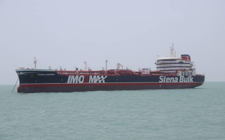Το δεξαμενόπλοιο αγνόησε το σήμα κινδύνου, υποστηρίζει η Τεχεράνη