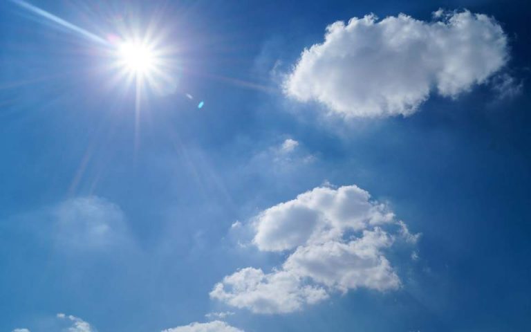 Ηλιοφάνεια με λίγες νεφώσεις την Τρίτη – Εως 34 βαθμοί Κελσίου η θερμοκρασία στην Αττική