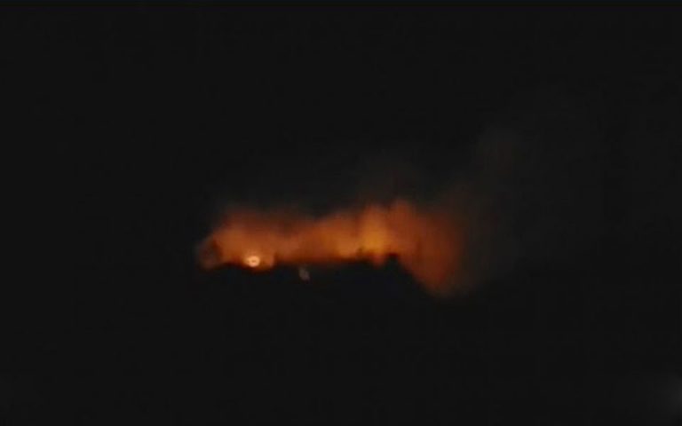 Στη χωματερή του Δήμου Μαρκόπουλου επεκτάθηκε η πυρκαγιά που εκδηλώθηκε στην περιοχή