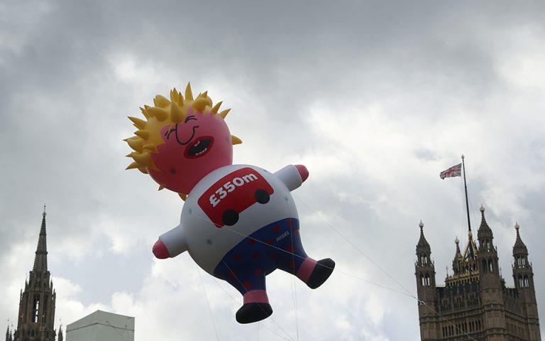 Ο Μπ. Τζόνσον ως «κλαψιάρικο μωρό» στον ουρανό του Λονδίνου (φωτογραφίες)