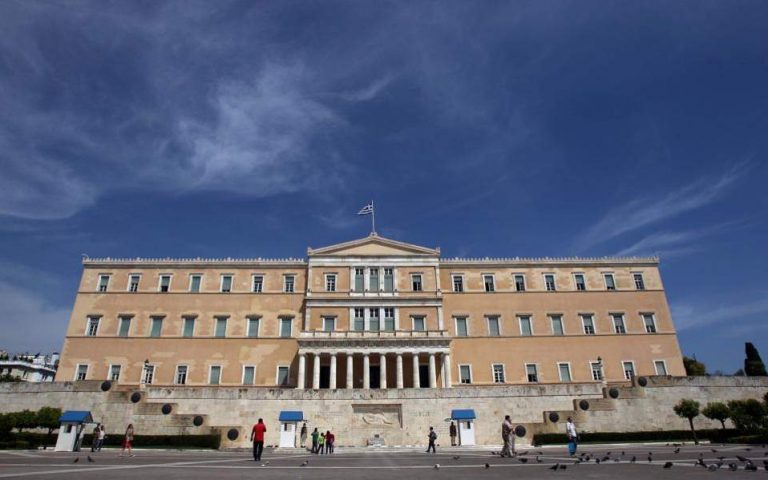 Guardian: Υστερα από 9 χρόνια οι Ελληνες βουλευτές συμμορφώνονται με τον αντικαπνιστικό νόμο