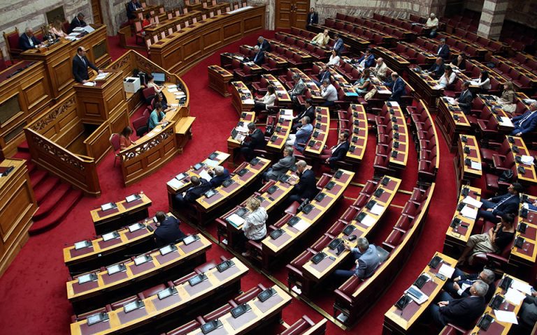 Βουλή: Ευρεία στήριξη του φορολογικού επί της αρχής και επί των άρθρων – «Παρών» το ΚΚΕ, «ναι» στις 120 δόσεις από ΜέΡΑ25