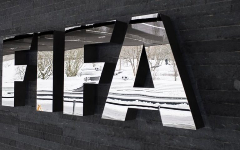 FIFA σε ομοσπονδίες: «Πολεμήστε τις ρατσιστικές συμπεριφορές στα γήπεδα»