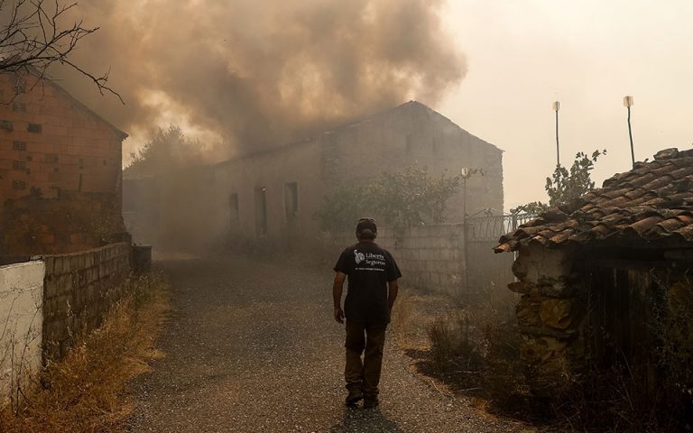 Πορτογαλία: «Μάχη» 1.700 πυροσβεστών με τις φλόγες – 20 τραυματίες (βίντεο)
