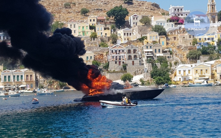 Φωτιά σε θαλαμηγό στο λιμάνι της Σύμης (βίντεο)