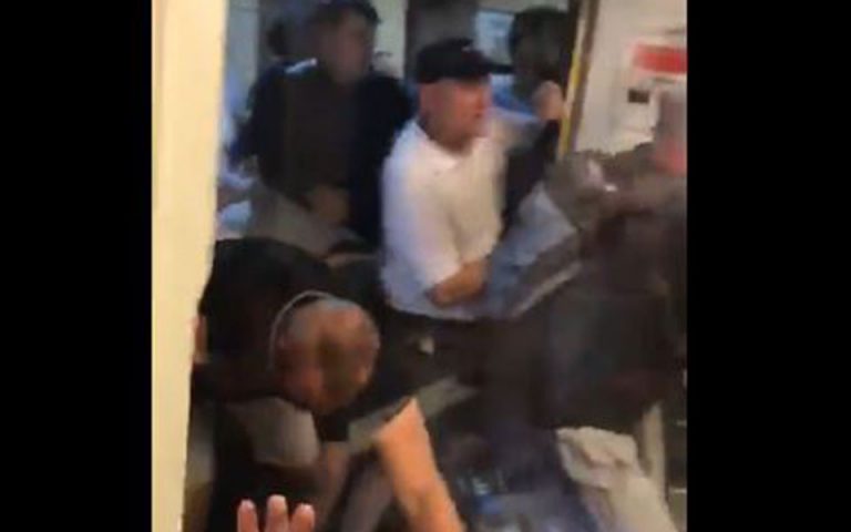 Συμπλοκή μεταξύ οπαδών της Λίβερπουλ και της Μάντσεστερ Σίτι στο μετρό του Λονδίνου (βίντεο)