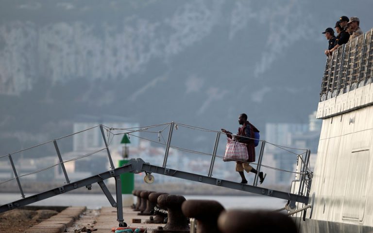 Ισπανικό πολεμικό πλοίο που μετέφερε 15 μετανάστες από το Open Arms έφτασε στο λιμάνι του Σαν Ροκέ