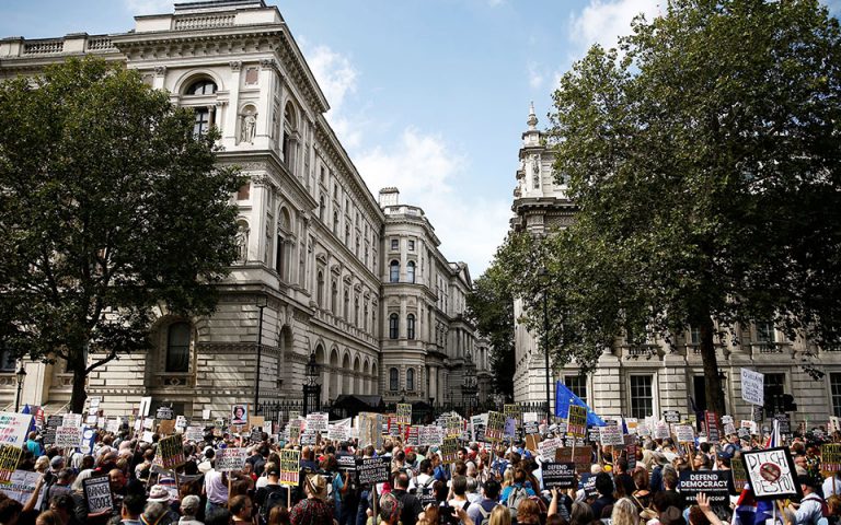 Συγκεντρώσεις σε όλη τη Βρετανία κατά της αναστολής λειτουργίας του κοινοβουλίου