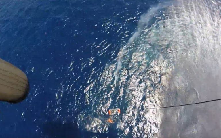 Εντυπωσιακές εικόνες από τη διάσωση ναυαγού με ελικόπτερο του Πολεμικού Ναυτικού στη Σέριφο (Βίντεο)