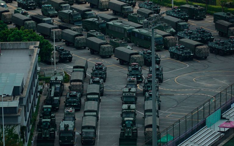 Στρατεύματα σε στάδιο κοντά στο Χονγκ Κονγκ συγκεντρώνει η Κίνα (φωτογραφίες)