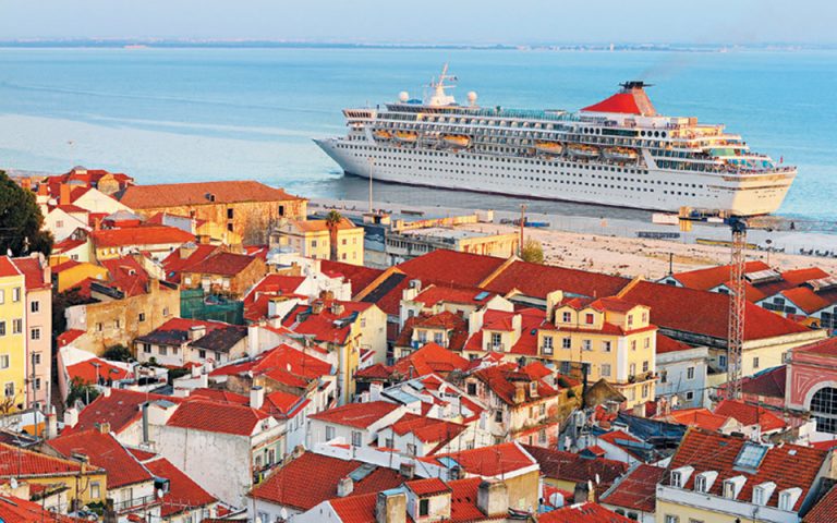 «Πνίγουν» τη Λισσαβώνα 300 πολυτελή κρουαζιερόπλοια κάθε χρόνο
