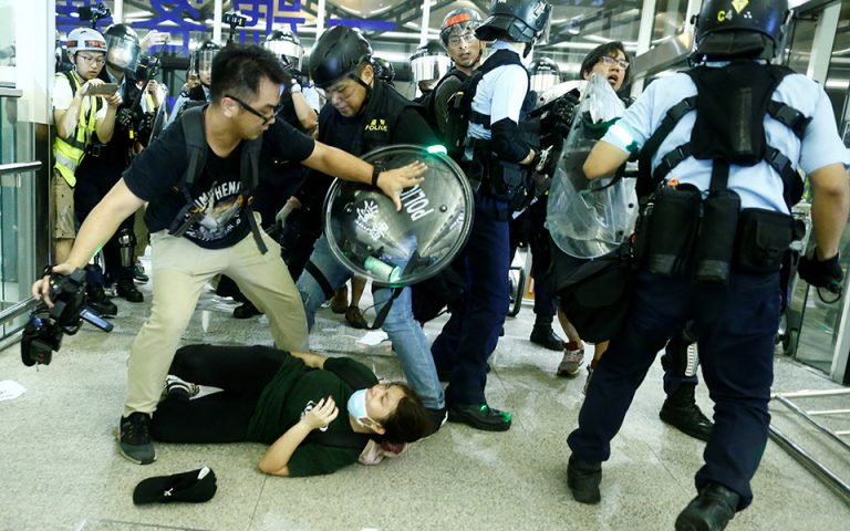 Πεδίο μάχης αστυνομικών – διαδηλωτών το αεροδρόμιο του Χονγκ Κονγκ (φωτογραφίες)