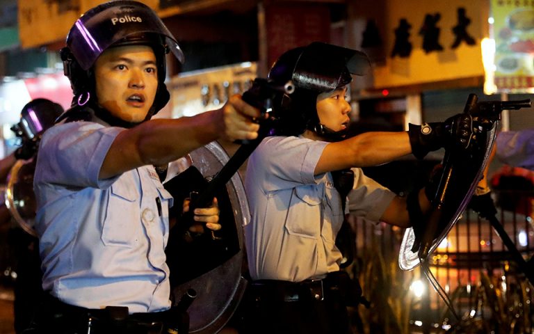 Κλιμάκωση της έντασης στο Χονγκ Κονγκ: Για πρώτη φορά κανόνια νερού και σφαίρες κατά τον διαδηλωτών