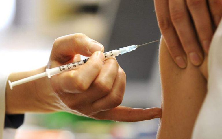 Εκστρατεία ΕΕ και ΠΟΥ υπέρ του εμβολιασμού – «Παίζουν με τη φωτιά όσοι αρνούνται τον εμβολιασμό» λέει ο Γιούνκερ