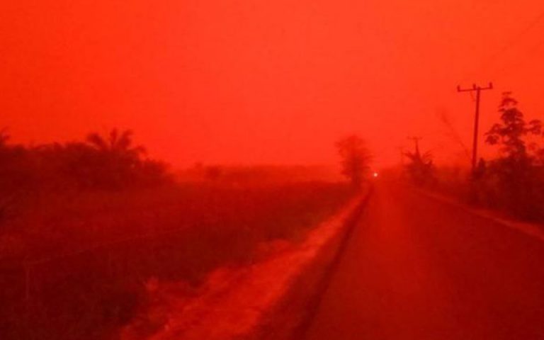 «Εικόνες από τον Αρη» στην Ινδονησία: Ο ουρανός βάφτηκε… κόκκινος