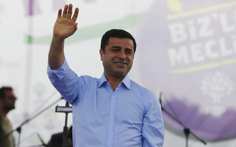 Αποφυλακίζεται αλλά… παραμένει στη φυλακή ο Κούρδος ηγέτης Ντεμιρτάς