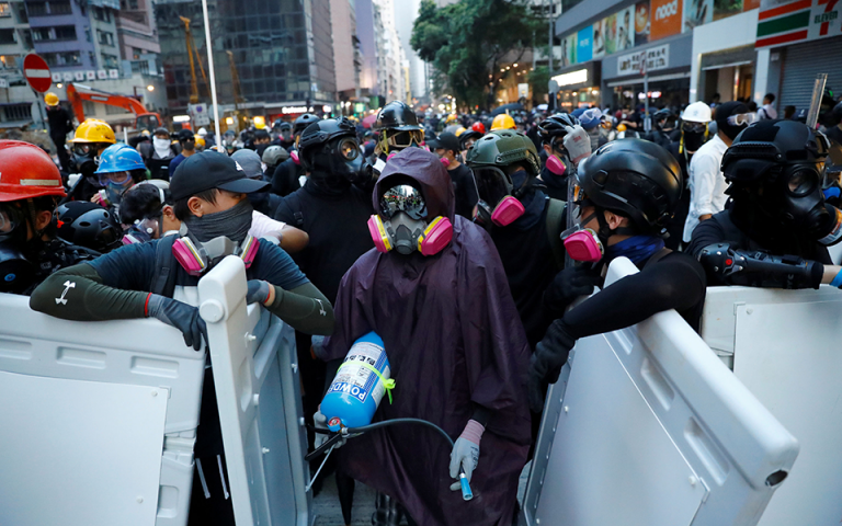 Χονγκ Κονγκ: Μεγάλη διαδήλωση μπροστά στο προξενείο των ΗΠΑ