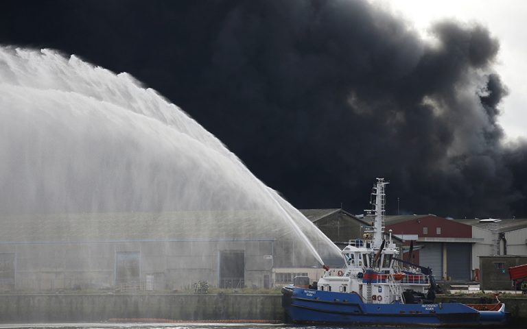 Γαλλία: Φόβοι για μόλυνση του Σηκουάνα από την φωτιά σε χημικό εργοστάσιο (φωτογραφίες)