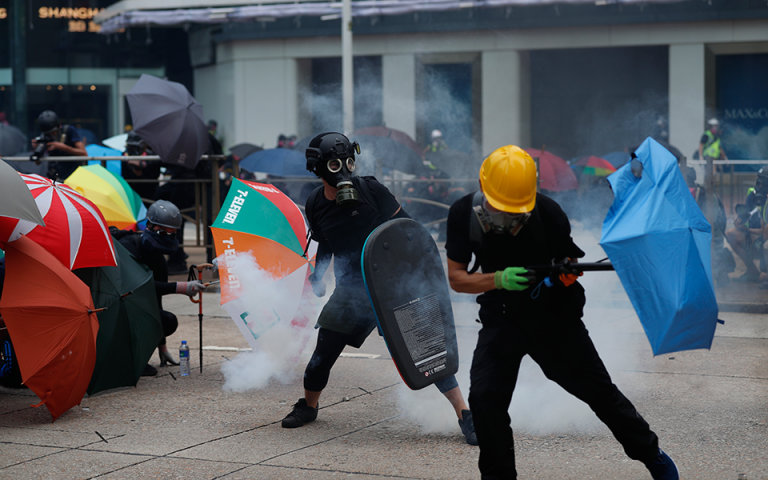 Οι αστυνομικοί χρησιμοποίησαν σπρέι πιπεριού για να διαλύσουν διαδηλωτές στο Χονγκ Κονγκ