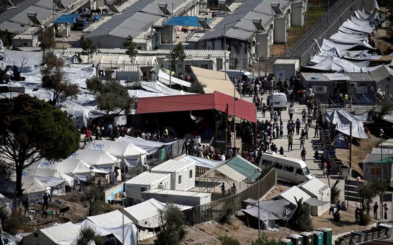 Guardian: Εθελοντές προειδοποιούν για καταστροφή στα hotspot των νησιών της Ελλάδας