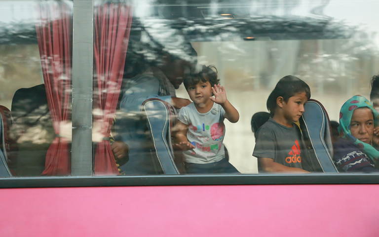 Μυτιλήνη: Μετακίνηση 1.400 προσφύγων και μεταναστών σε δομές της Βόρειας Ελλάδας (φωτογραφίες)