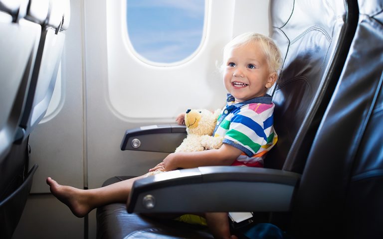 Αεροπορική εταιρία ενημερώνει που υπάρχουν μωρά στο αεροπλάνο πριν κλείσετε θέση