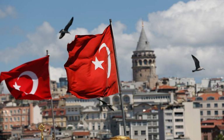 Δύο Τούρκοι δημοσιογράφοι του Bloomberg δικάζονται για άρθρο τους σχετικά με την πτώση της λίρας