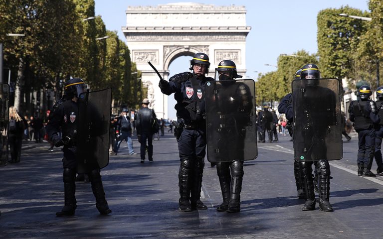 Πάνω από 100 συλλήψεις διαδηλωτών των «κίτρινων γιλέκων» στο Παρίσι