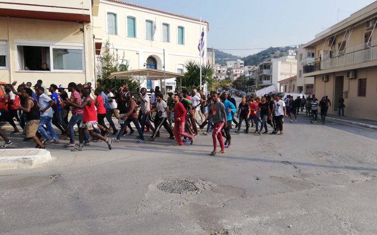 Σάμος: Νέες πορείες διαμαρτυρίας από μετανάστες που ζητούν να φύγουν από το νησί