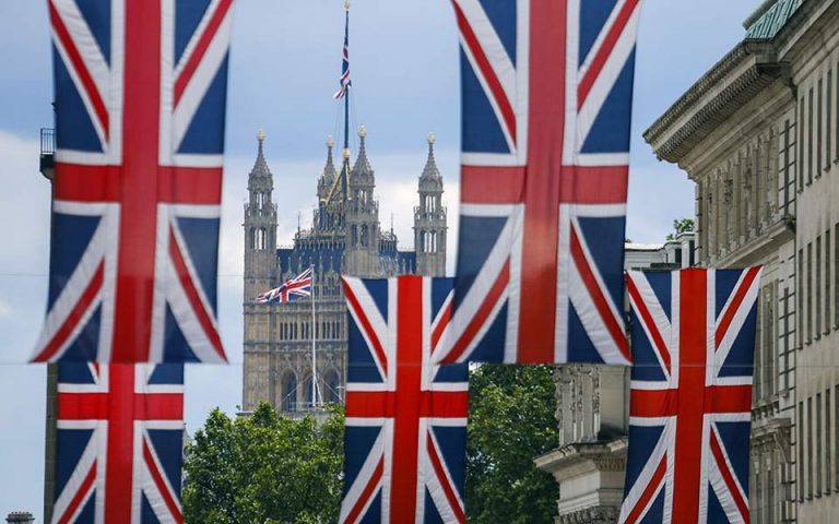 Βρετανία: Προβάδισμα οκτώ μονάδων για τους Συντηρητικούς σε νέα δημοσκόπηση