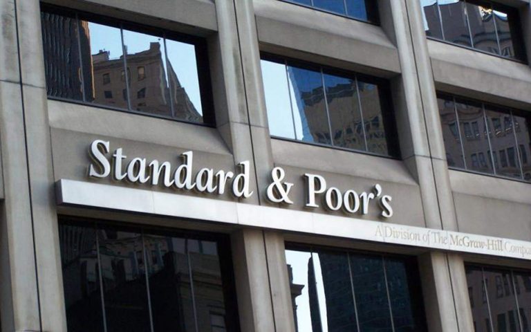 Νέα πτώση στην απόδοση του 10ετούς ενόψει αναβάθμισης από την Standard & Poor’s
