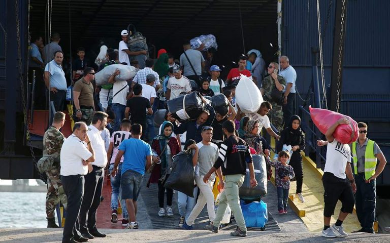 Τη Δευτέρα σε δομές στην ενδοχώρα 700 αιτούντες άσυλο από τη Σάμο