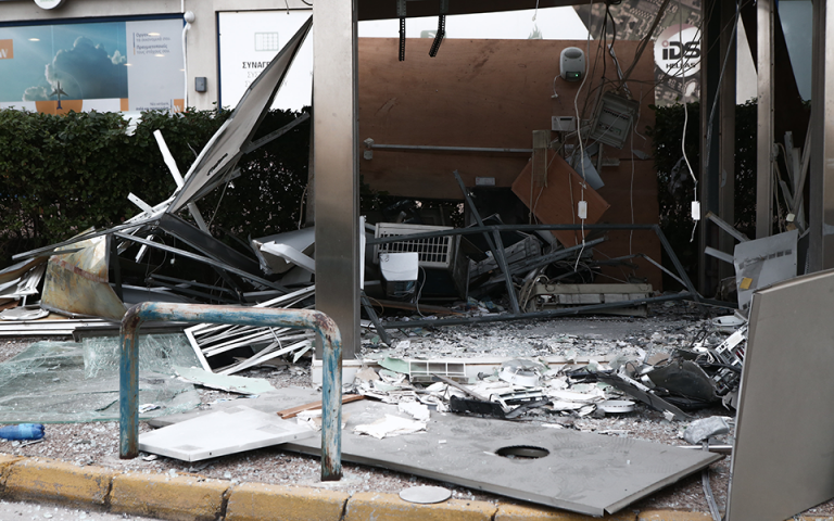 Μεγάλες ζημιές από ανατίναξη ATM στη Γλυφάδα – Ανδρας τραυματίστηκε ελαφρά (φωτογραφίες)