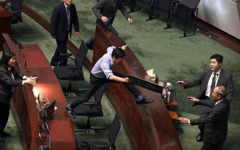 Χονγκ Κονγκ: Από τους δρόμους στο κοινοβούλιο το χάος (φωτογραφίες)