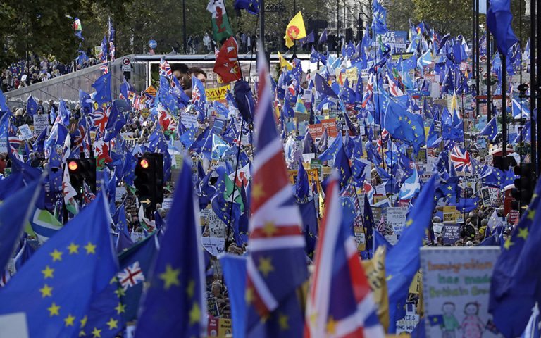 Δεκάδες χιλιάδες διαδηλωτές κατά του Brexit στους δρόμους του Λονδίνου (φωτογραφίες)