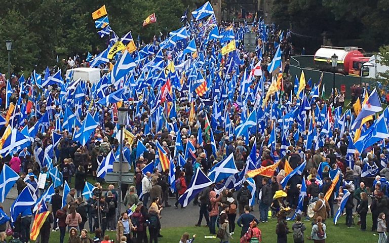 Στους δρόμους υπέρ της ανεξαρτησίας 200.000 Σκωτσέζοι με κιλτ και πίπιζες (βίντεο)