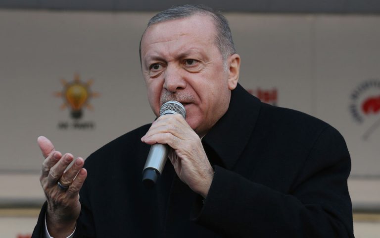 Ο Ερντογάν ζητά από τις ΗΠΑ την παράδοση του ηγέτη των Κούρδων στη Συρία
