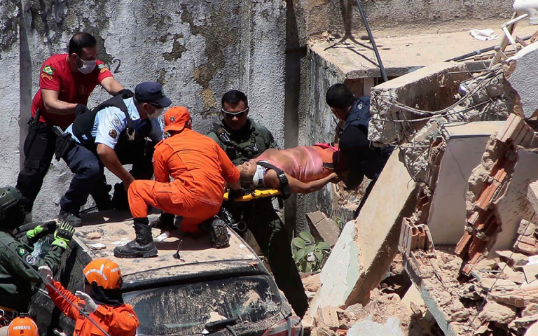 Βραζιλία: Πέντε σοροί ανασύρθηκαν από τα ερείπια επταώροφης πολυκατοικίας που κατέρρευσε