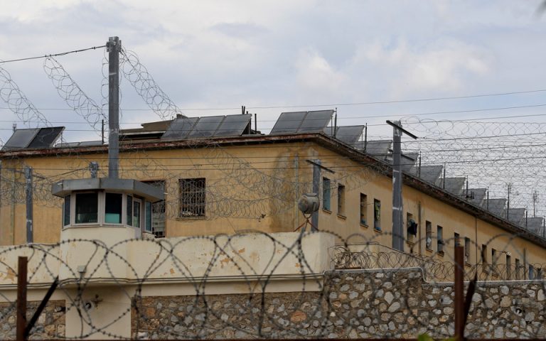 Ναρκωτικά, αυτοσχέδια μαχαίρια και κινητά εντόπισε η ΕΛ.ΑΣ. στις φυλακές Κορυδαλλού