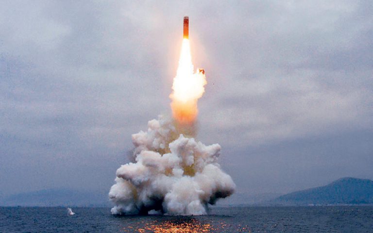 Πύραυλο από υποβρύχιο εκτόξευσε η Βόρεια Κορέα