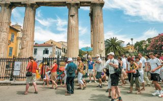 Το 2018 τα τουριστικά έσοδα από τους 2,943 εκατομμύρια Βρετανούς που επισκέφθηκαν την Ελλάδα έφθασαν το 1,937 δισ. ευρώ.