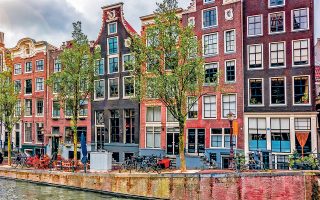 Στο Αμστερνταμ, μεταξύ 2013 και 2018, το κόστος των κατοικιών αυξήθηκε κατά 64,6%, ενώ το ίδιο διάστημα το διαθέσιμο εισόδημα αυξήθηκε κατά 4,4%.