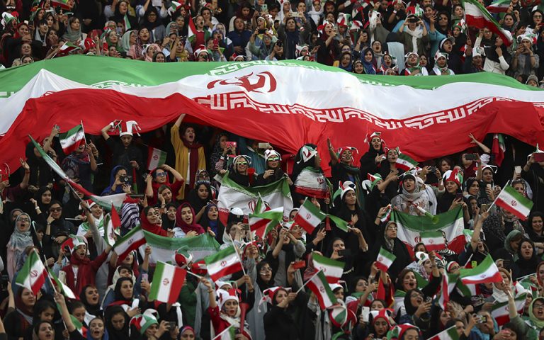 Ιστορικός αγώνας στο Ιράν: Στο γήπεδο για πρώτη φορά 3.500 γυναίκες (φωτογραφίες)