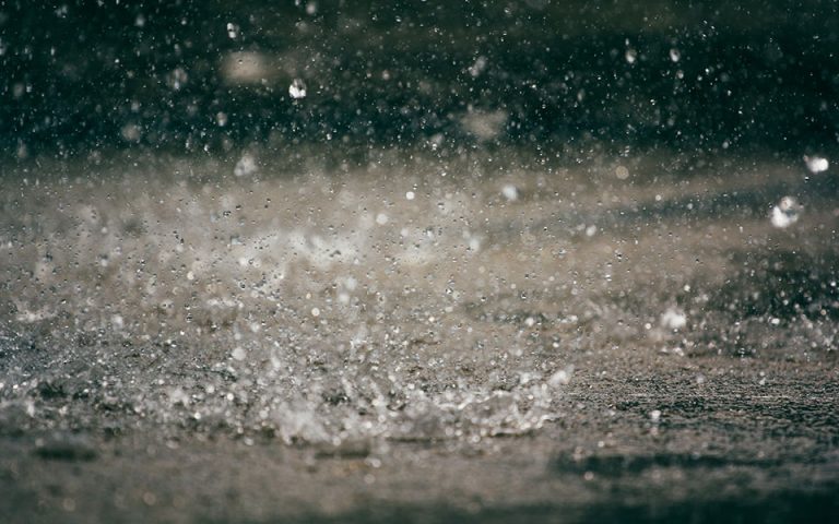 Ισχυρές βροχές στα ανατολικά – «Πνίγηκε» η Ζαγορά Πηλίου το διήμερο
